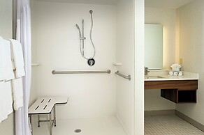 Holiday Inn Express & Suites Altoona by IHG