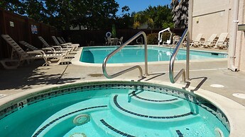 Cloverdale Wine Country Inn & Suites