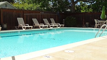 Cloverdale Wine Country Inn & Suites