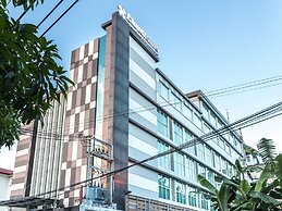 Clover Suites Royal Lake Yangon