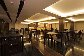 Clover Suites Royal Lake Yangon