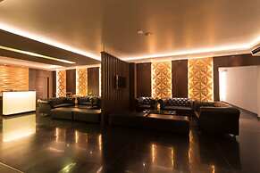 Clover Suites Royal Lake Yangon