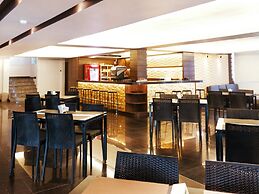 Clover Suites Royal Lake Yangon