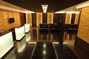 Clover Suites Royal Lake Yangon