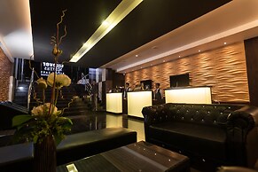 Clover Suites Royal Lake Yangon