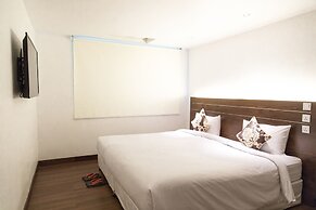 Clover Suites Royal Lake Yangon