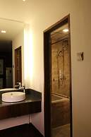 Clover Suites Royal Lake Yangon