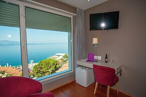 Bougainville Bay Hotel