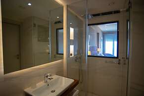 Bougainville Bay Hotel