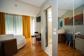 Bougainville Bay Hotel