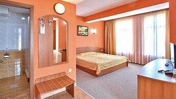 Estreya Palace & Residence