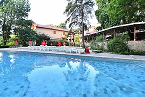 Estreya Palace & Residence