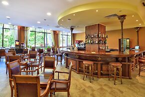 Estreya Palace & Residence