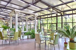 Estreya Palace & Residence