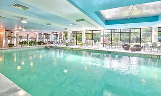 Estreya Palace & Residence