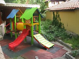 Estreya Palace & Residence