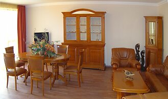 Estreya Palace & Residence