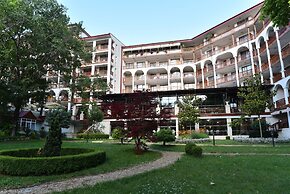 Estreya Palace & Residence