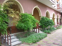 Estreya Palace & Residence