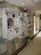 Estreya Palace & Residence