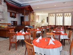 Estreya Palace & Residence