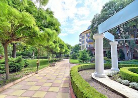 Estreya Palace & Residence