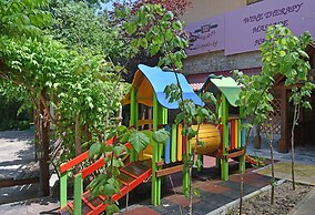 Estreya Palace & Residence