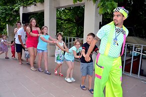 Estreya Palace & Residence