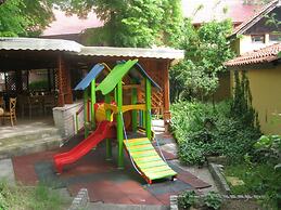 Estreya Palace & Residence