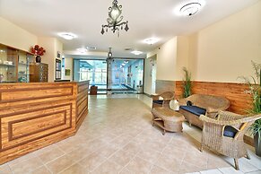 Estreya Palace & Residence