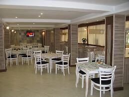 Estreya Palace & Residence