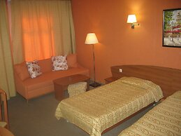 Estreya Palace & Residence