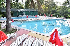 Estreya Palace & Residence