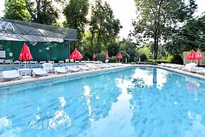 Estreya Palace & Residence