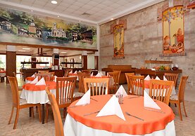 Estreya Palace & Residence