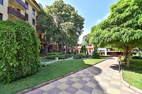 Estreya Palace & Residence