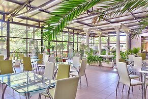 Estreya Palace & Residence