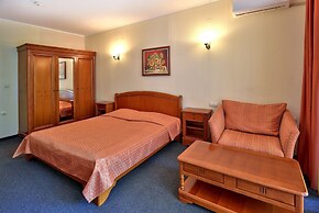Estreya Palace & Residence