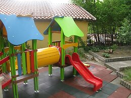 Estreya Palace & Residence