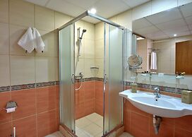 Estreya Palace & Residence