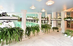 Estreya Palace & Residence