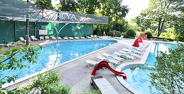 Estreya Palace & Residence