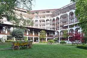 Estreya Palace & Residence