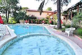 Estreya Palace & Residence