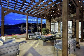 Hampton Inn Emerson LakePoint