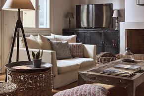 Plaka's Villa with Breathtaking Acropolis View