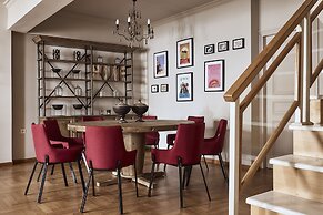 Plaka's Villa with Breathtaking Acropolis View