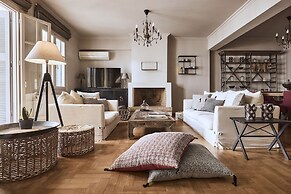 Plaka's Villa with Breathtaking Acropolis View