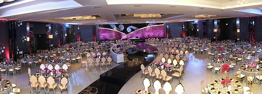 Grand Millennium Muscat connected to Muscat Grand Mall
