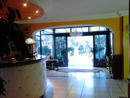 Hotel Happy Days